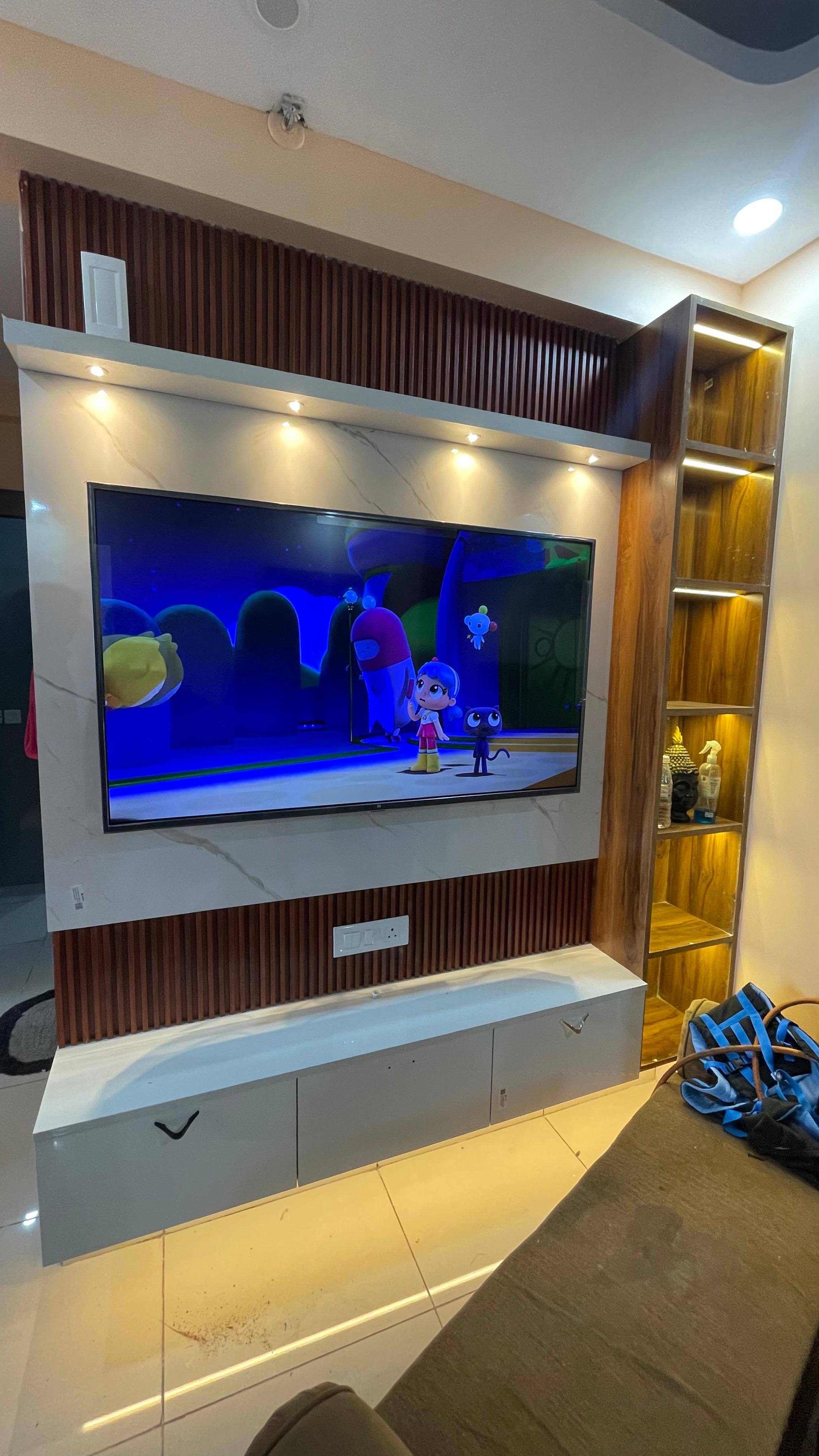 Lacquered Glass Luxury TV Unit